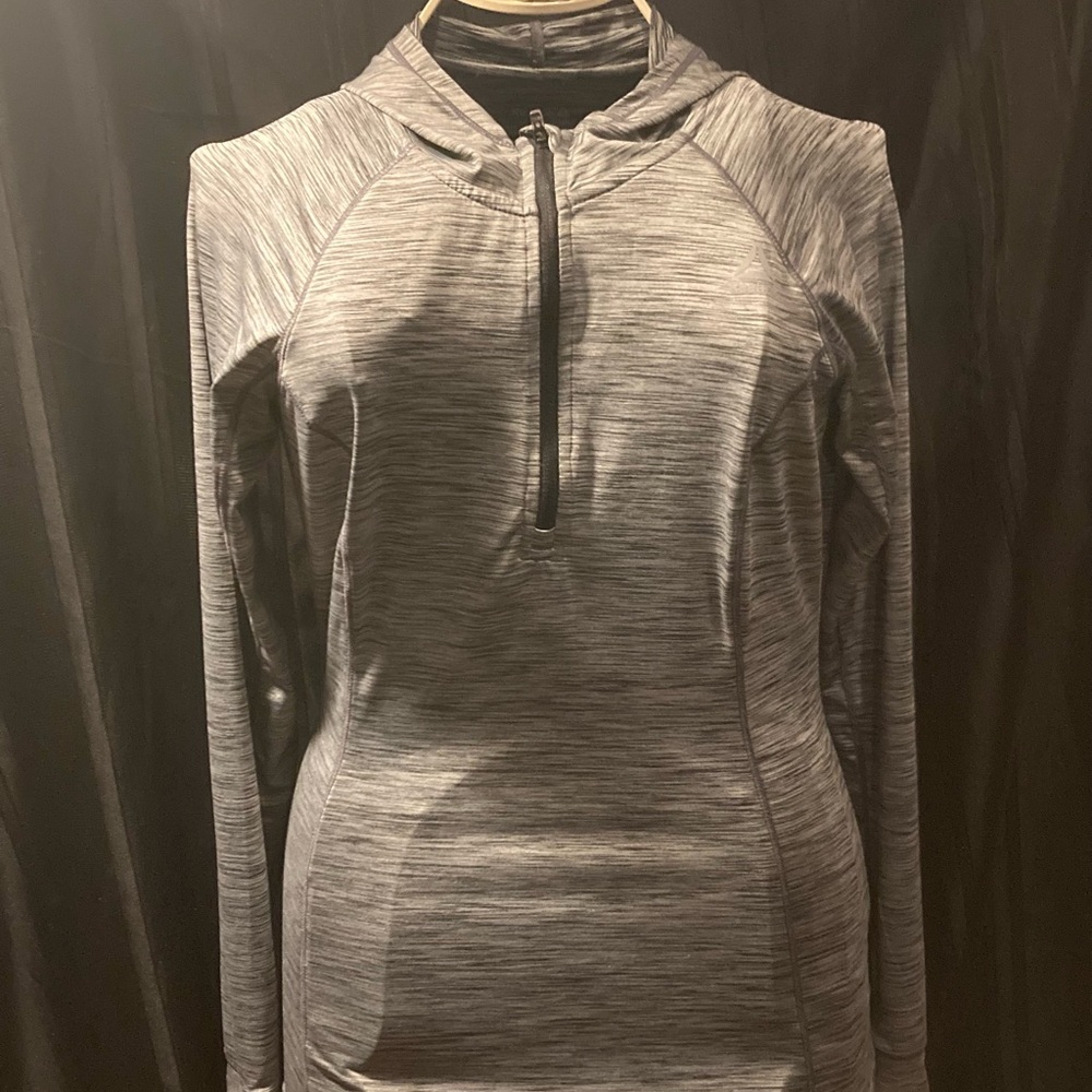 Reebok Gray Sweatshirt Cozy and Stylish
